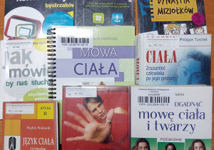 Na zdjęciu znajduja się książki w języku polskim rozłożone płasko na stole.